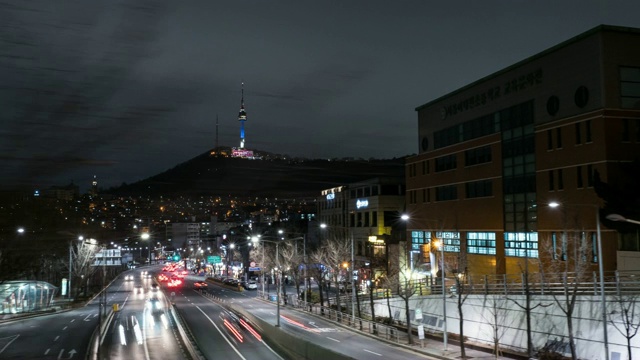 夜景道路上的交通和遥远的北首尔塔(旅游景点)在梨泰院地区，首尔视频素材