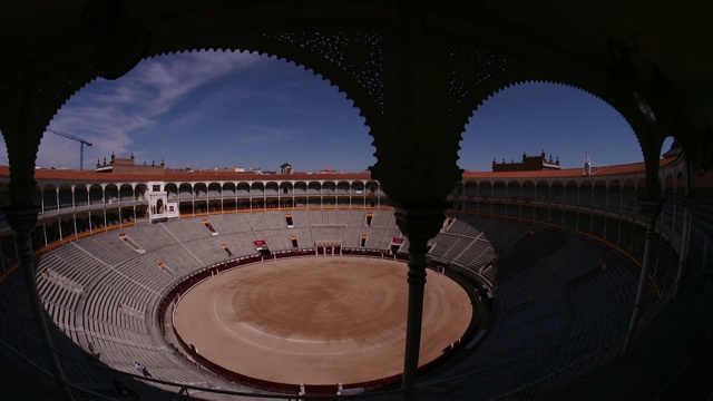 从高处俯瞰马德里著名的斗牛场，广场de Toros de Las Ventas视频素材