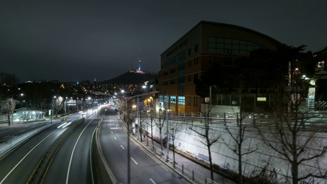 夜景道路上的交通和遥远的北首尔塔(旅游景点)在梨泰院地区，首尔视频素材