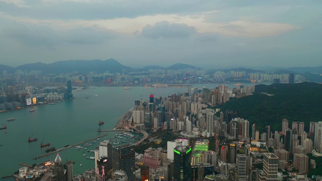 日落黄昏香港市景湾仔区维多利亚港码头航拍全景4k视频素材