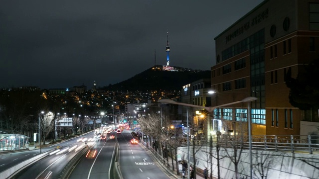 夜景道路上的交通和遥远的北首尔塔(旅游景点)在梨泰院地区，首尔视频素材