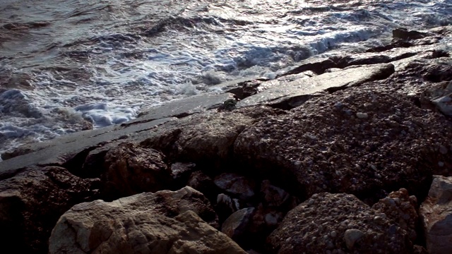 海浪拍打着大石头视频素材