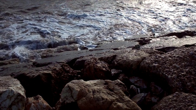 海浪拍打着大石头视频素材