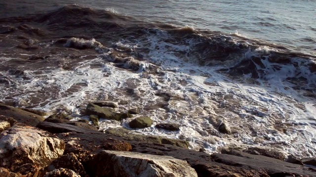 海浪拍打着大石头视频素材