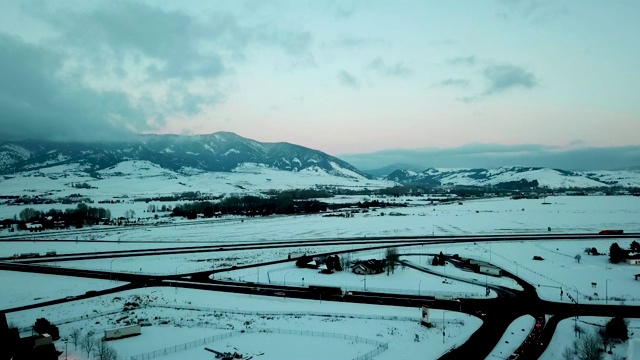 蒙大拿州波兹曼下雪的高速公路鸟瞰图视频素材