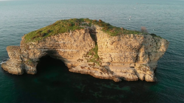 黑海海岸萨尔达拉湾的岩层视频素材