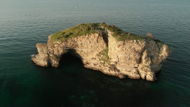 黑海海岸萨尔达拉湾的岩层视频素材