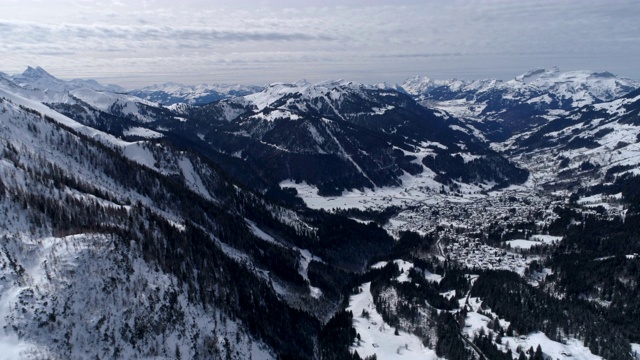 从顶部冰川水平看Diablerets -空中4K视频素材