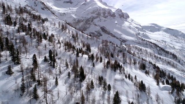 小木屋爬高山雪山-空中4K视频素材