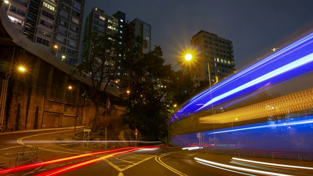 夜光照亮香港城市交通和街道全景4k时间视频素材