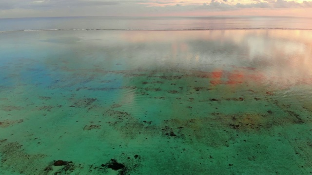 空中向前:在波拉波拉，法属波利尼西亚，大理石绿色海洋在日落反射光视频素材