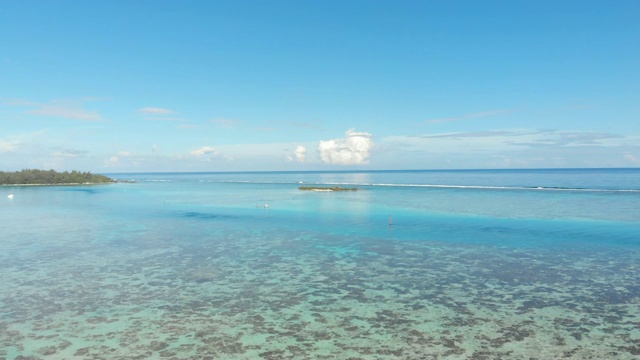 空中向前:在法国波利尼西亚的莫雷亚，大理石蓝色的海洋到地平线和蓝天之上视频素材