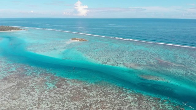 空中向前:在法国波利尼西亚的莫雷亚，浅海，充满活力的蓝色海洋视频素材