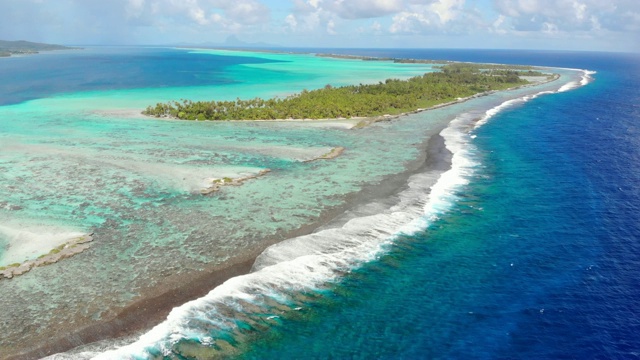 空中封锁:热带海浪冲击法属波利尼西亚瓦罕岛的海岸视频素材