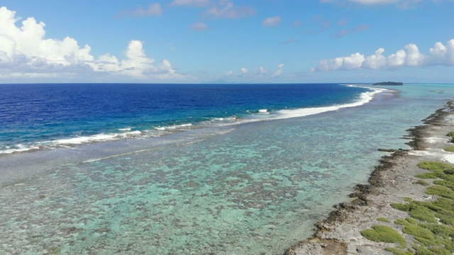 空中上升:在法属波利尼西亚的瓦罕，充满活力的海水和海浪撞击浅滩视频素材