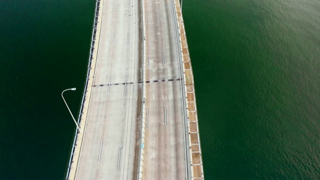 空中向前Pan Up:繁忙的高速公路上的黑暗的海水在圣地亚哥，美国视频素材