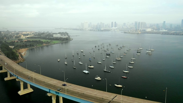 空中向前:繁忙的高速公路在海洋上通往城市在圣地亚哥，美国视频素材