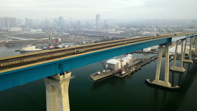 空中向前Pan左:繁忙的高速公路上的黑暗海洋通往城市圣地亚哥，美国视频素材