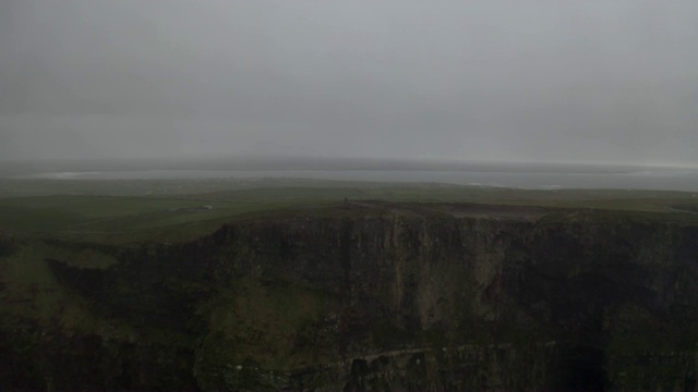 Aerial:风景优美的高原，在多雾的冬天，在崎岖的悬崖墙，爱尔兰克里视频素材