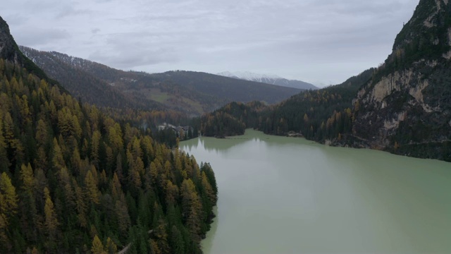 航拍:意大利布雷斯湖，风景如画的群山中的美丽湖泊视频素材