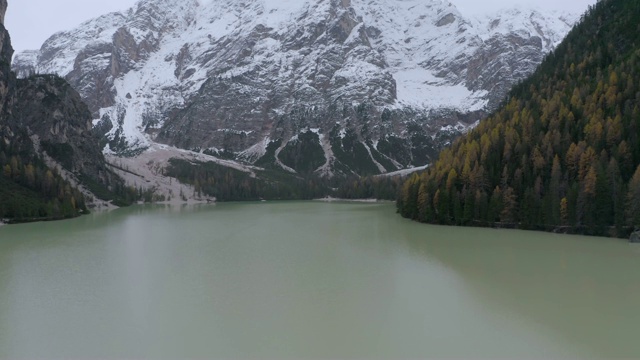 航拍:意大利布雷斯湖雪山脚下的美丽湖泊视频素材