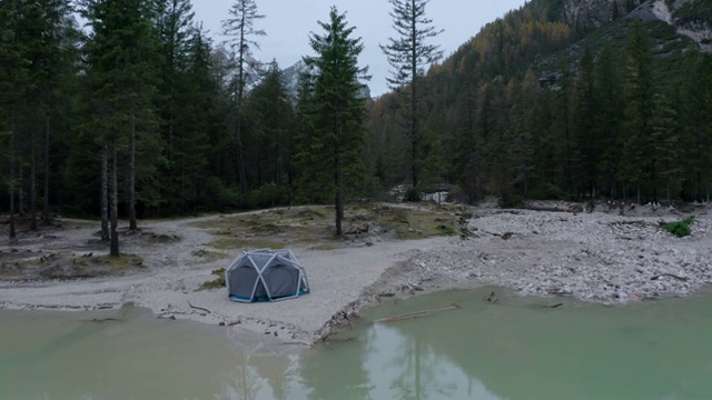 航拍:意大利布雷斯湖，冬天在风景秀丽的山峦间的美丽湖边露营视频素材