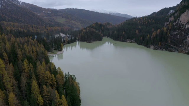 航拍:意大利布雷斯湖，冬季，风景秀丽的群山之间的美丽湖泊建筑视频素材