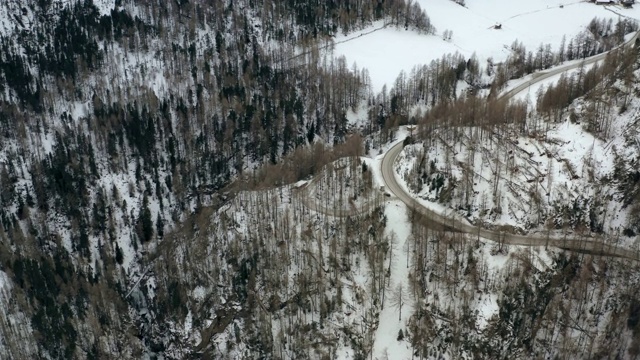 航拍:意大利南蒂罗尔雪景中的道路和房屋视频素材