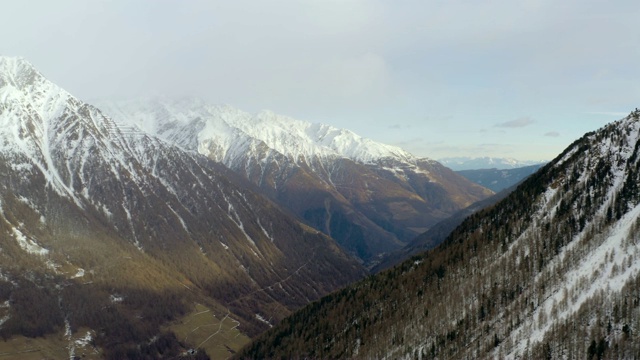 航拍:意大利南蒂罗尔山顶有雪的风景山视频素材