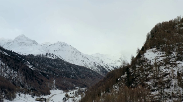 空中降落:意大利南蒂罗尔雪山中的美丽山谷视频素材