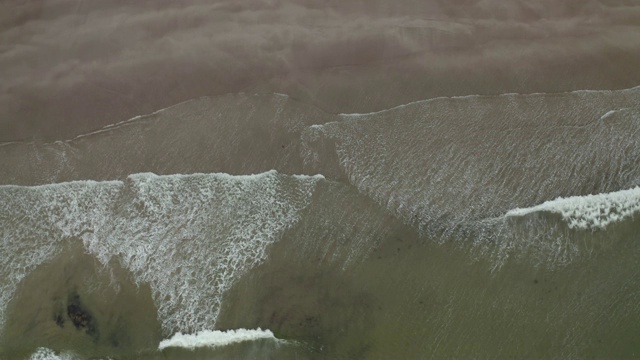 空中攀登:泡沫状的海浪拍打着爱尔兰克里的风景优美的海滩视频素材