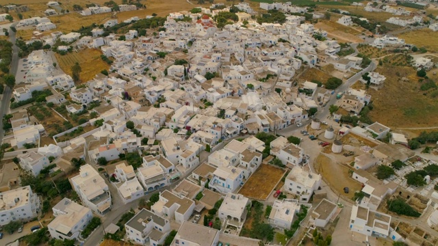 Aerial: Paros，希腊，Paros一个社区的屋顶视频素材