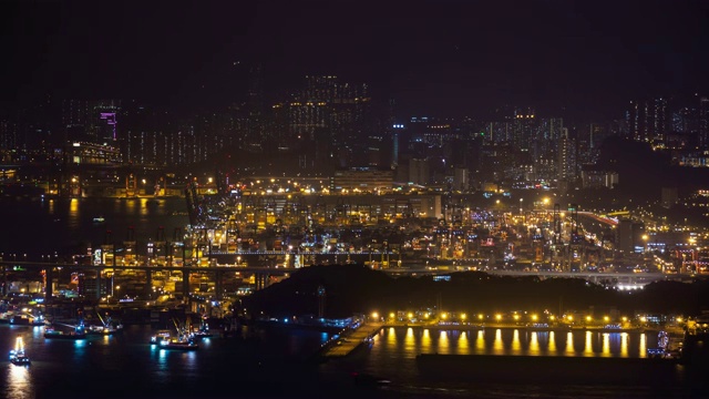 夜晚照亮香港城市港口山顶全景4k时间推移视频素材