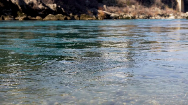 山河翠绿的水。视频素材