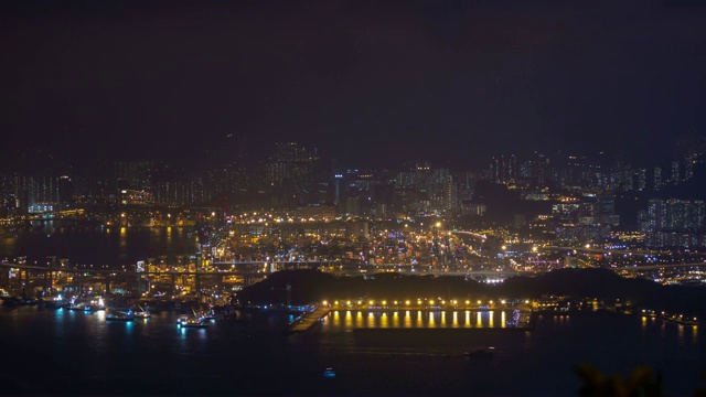 夜晚照亮香港城市港口山顶全景4k时间推移视频素材