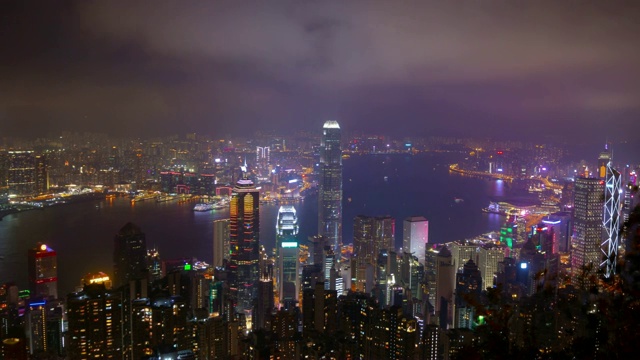 夜晚照亮香港城市景观山顶视角全景4k时间推移视频素材