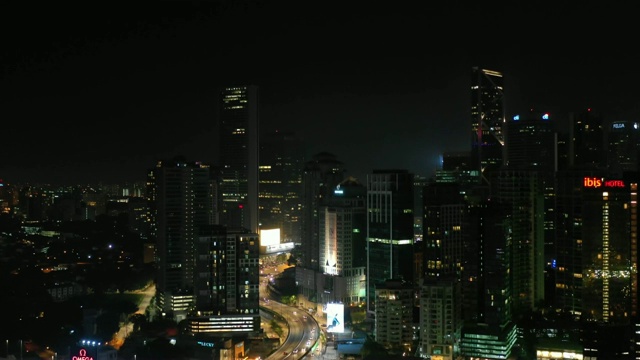 夜光照亮吉隆坡市中心城市全景，4k马来西亚航拍全景视频素材