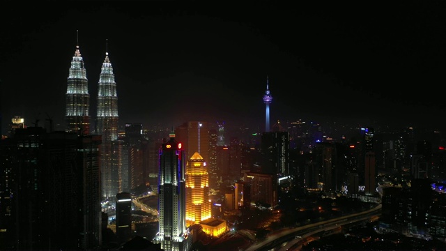 夜光照亮吉隆坡市中心城市全景，4k马来西亚航拍全景视频素材