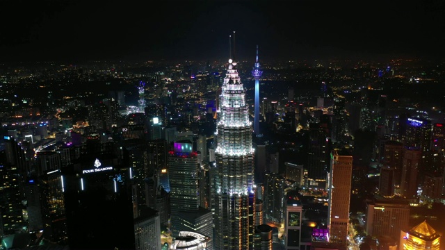 夜光照亮吉隆坡市中心城市全景，4k马来西亚航拍全景视频素材