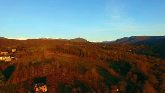 日落时红色山脉的全景，阿布哈兹。视频素材