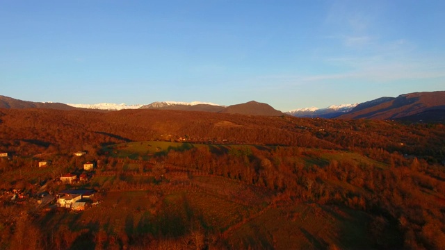 日落时红色山脉的全景，阿布哈兹。视频素材