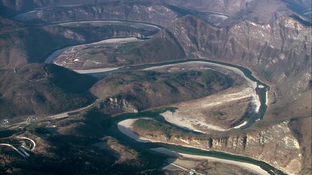 Byeongbangchi(由流动的东岗河形成的朝鲜半岛)地区和江原道的Jeongseon-gun山脉视频素材