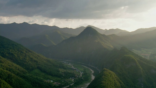 Byeongbangchi(由流动的东岗河形成的朝鲜半岛)地区和江原道的Jeongseon-gun山脉视频素材