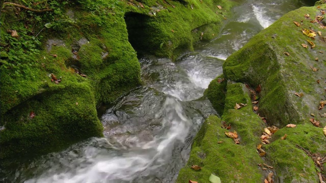 江原道大白溪清水湖(旅游景点)的瀑布视频素材