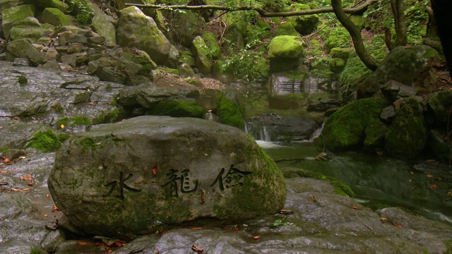 江原道大白溪清水湖(旅游景点)的瀑布视频素材