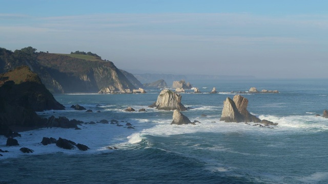 从Silencio海滩(Playa del Silencio)看到水中的岩石。视频素材