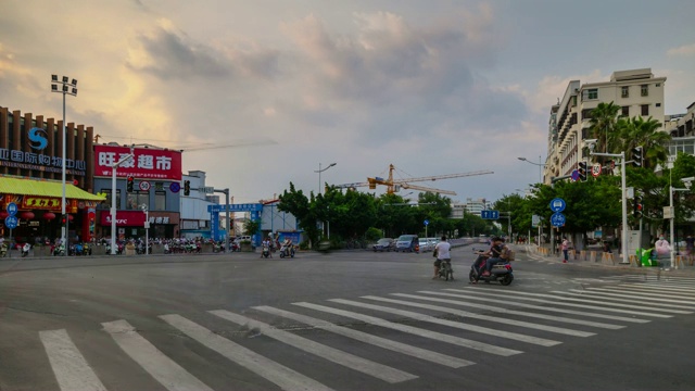 傍晚三亚市交通街道十字路口全景4k时间推移海南岛中国视频素材