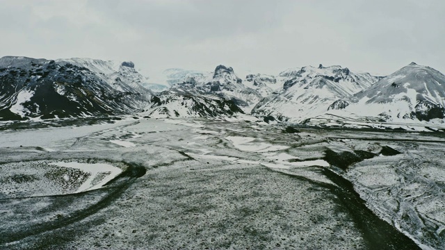 鸟瞰图冰岛景观与冰川在山脉的背景在冬天视频素材