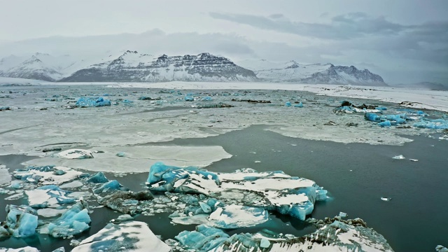 冬季Jokulsarlon礁湖的冰山鸟瞰图视频素材