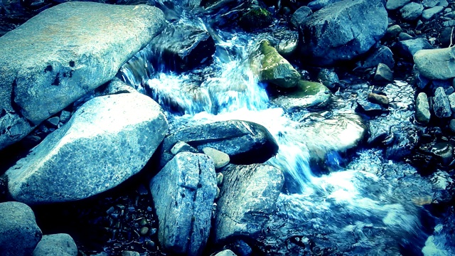 春天小溪流的瀑布和破水器视频素材